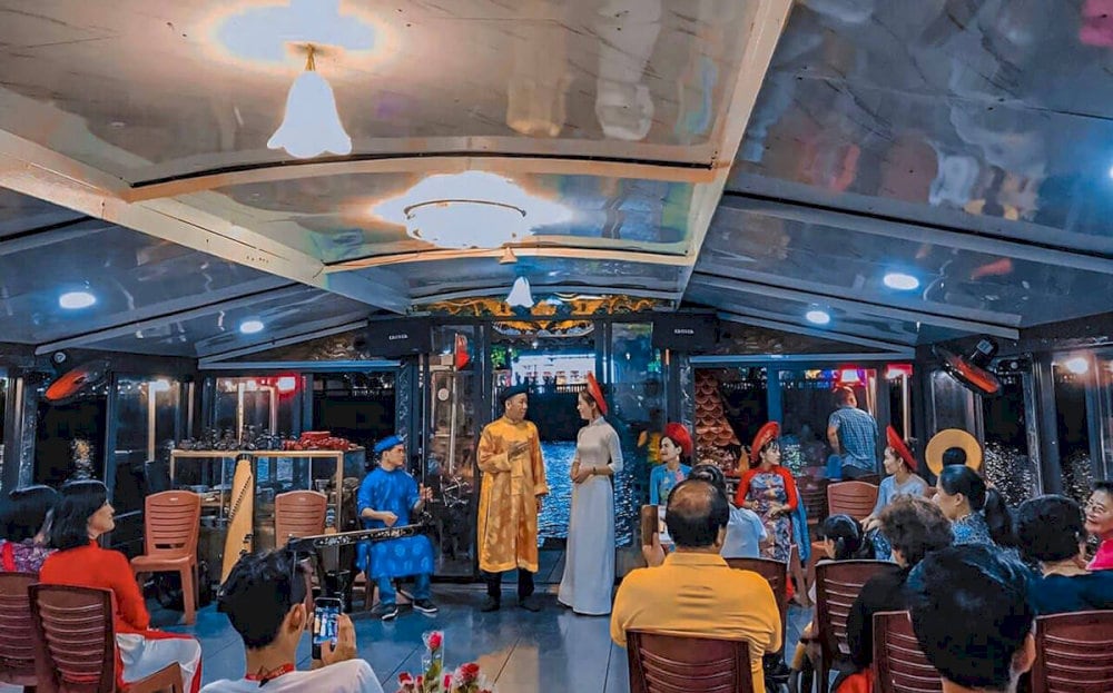 Tourists can book a night river cruise on the Perfume River to enjoy Ca Tru performances